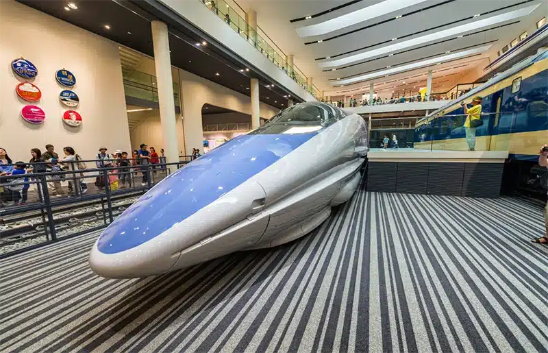 Kioton luotijuna Shinkansen, eli luotijuna.