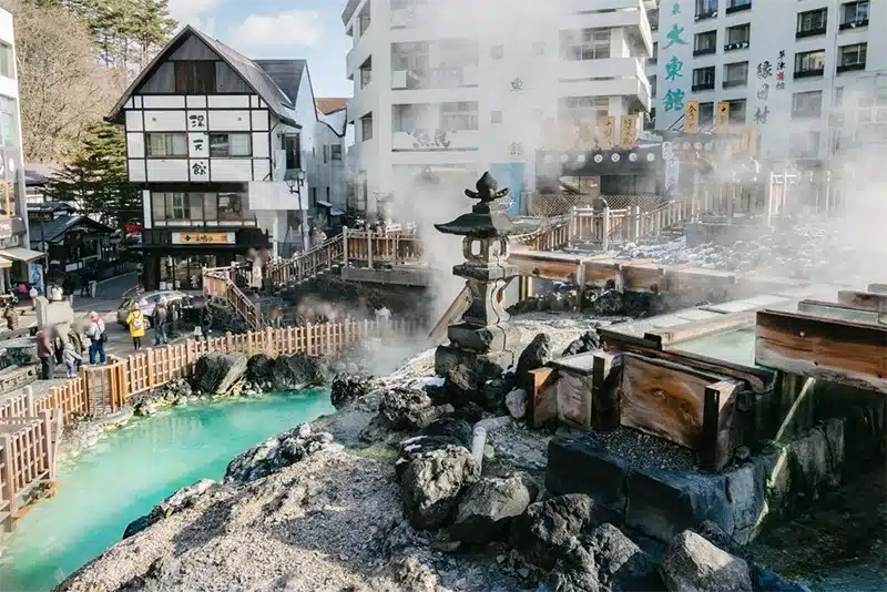 Japanin kylpylöistä käytetään nimitystä onsen tai sento.